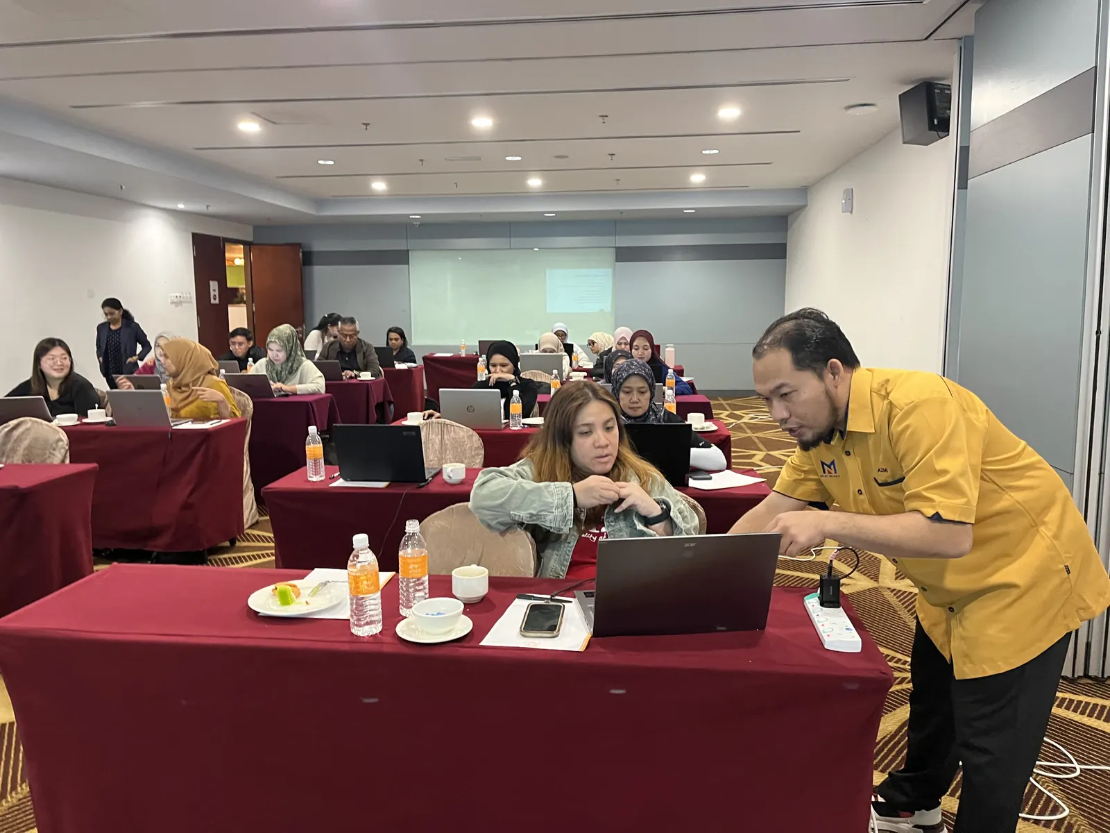 Bimbingan kepada peserta semasa sesi praktikal
