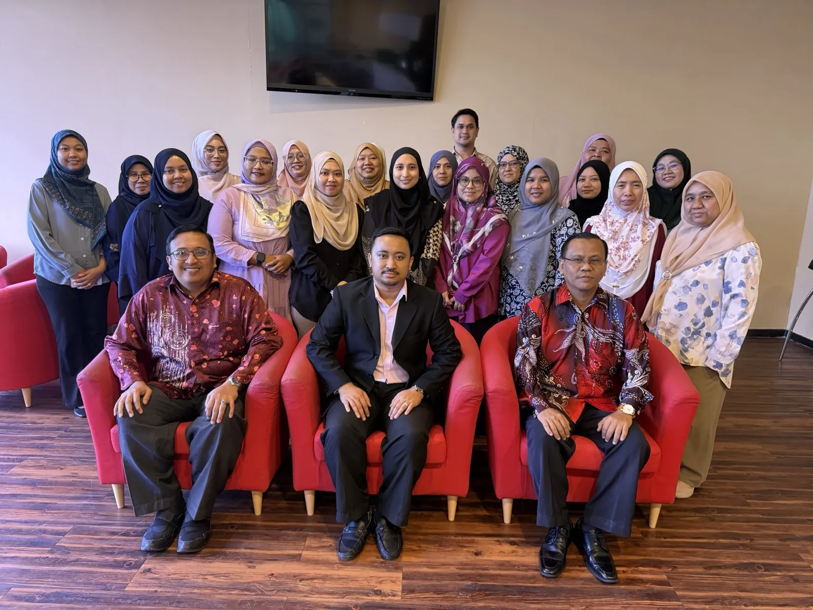 Gambar kumpulan peserta Kursus Pembudayaan Pendigitalan Dalam Tugasan Kerja