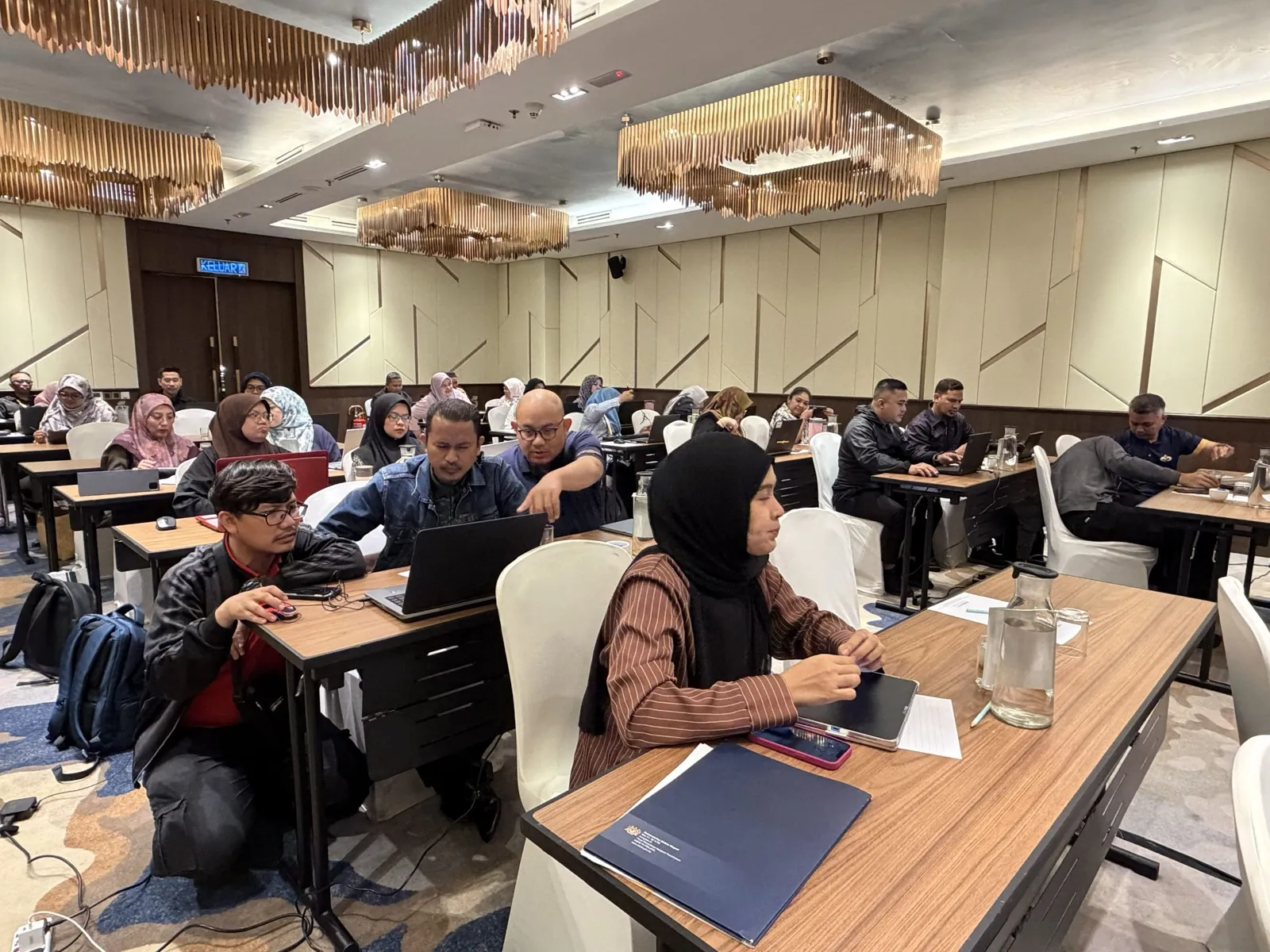Pegawai BPK KDN semasa sesi praktikal