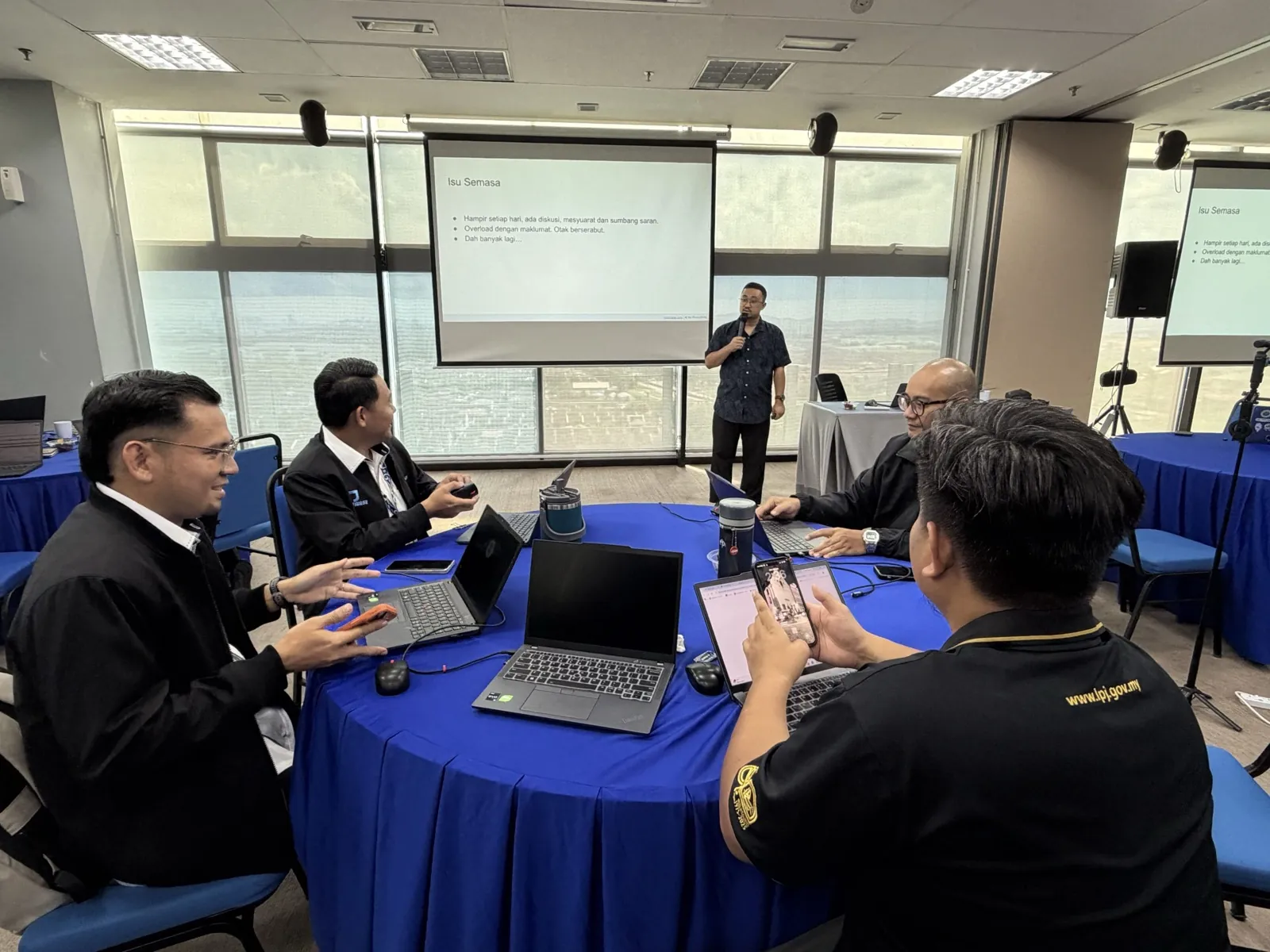 Sesi latihan Gen AI bersama Lembaga Pelabuhan Johor