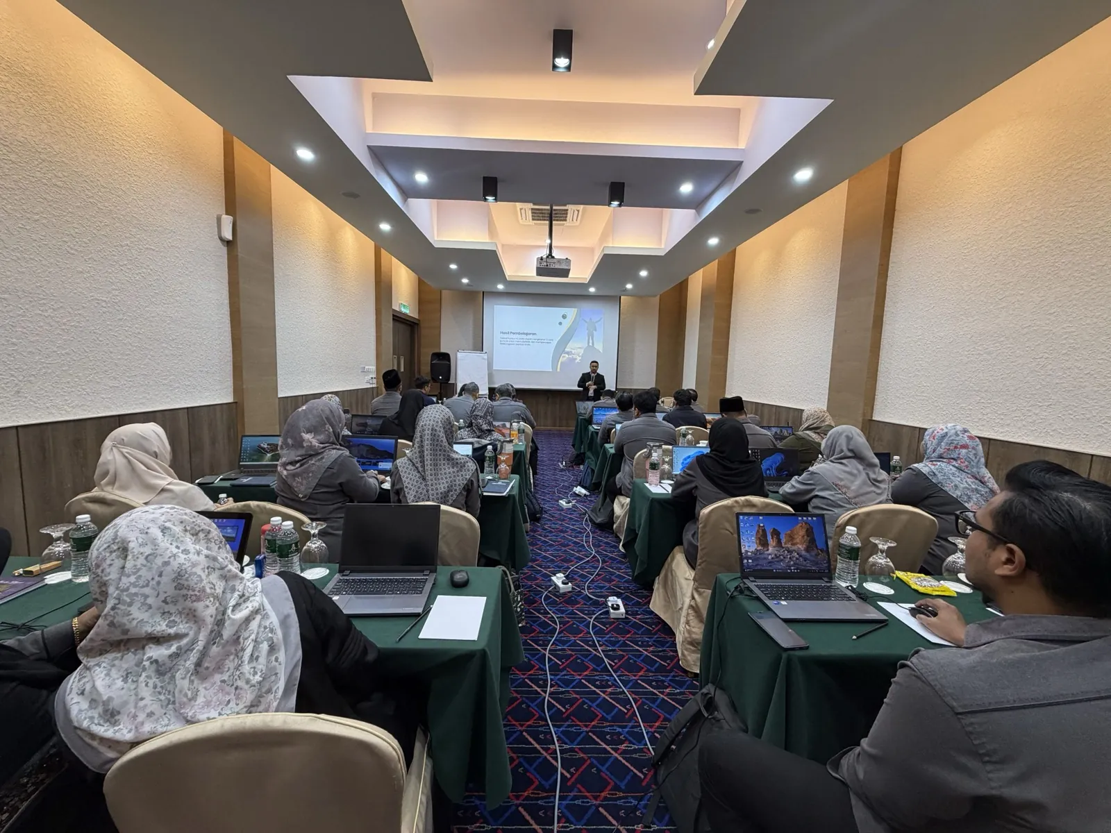 Suasana bilik latihan Gen AI bersama MAINS