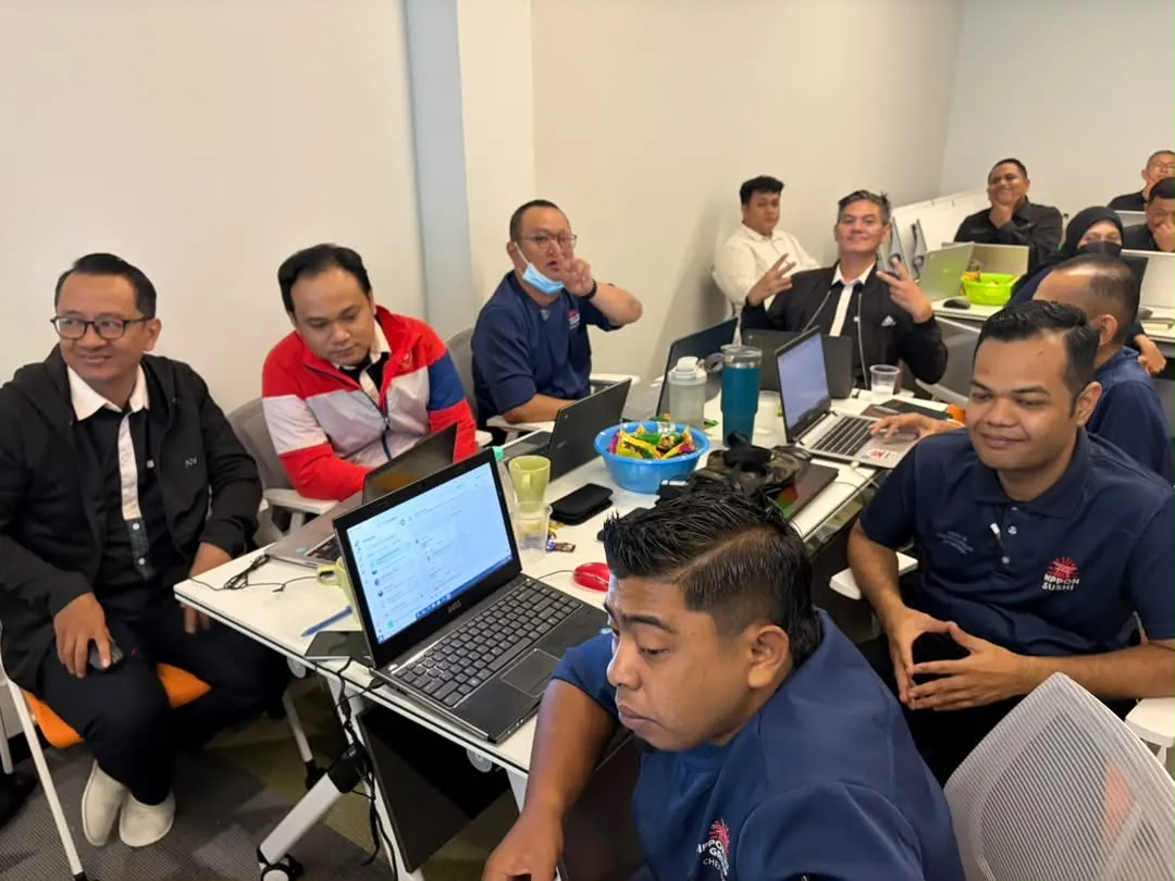 Peserta berbincang semasa sesi praktikal