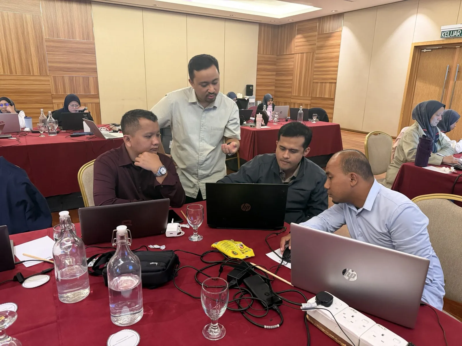 Bimbingan satu-satu semasa sesi praktikal PERNAMA