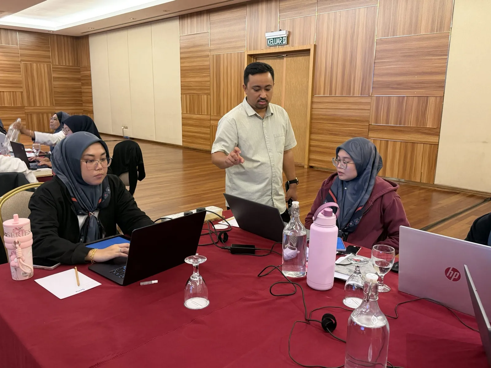 Peserta sesi 2 PERNAMA mencuba prompt di laptop