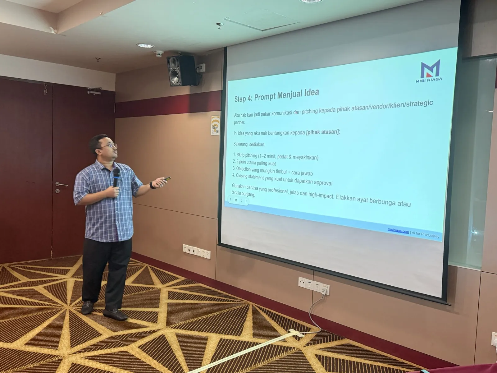 Penerangan prompt semasa kursus AI Smart Office di Seremban